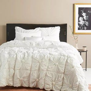 Queen Size Anthropologie White Rosette Jersey Quilt with Rosette Jersey Shams